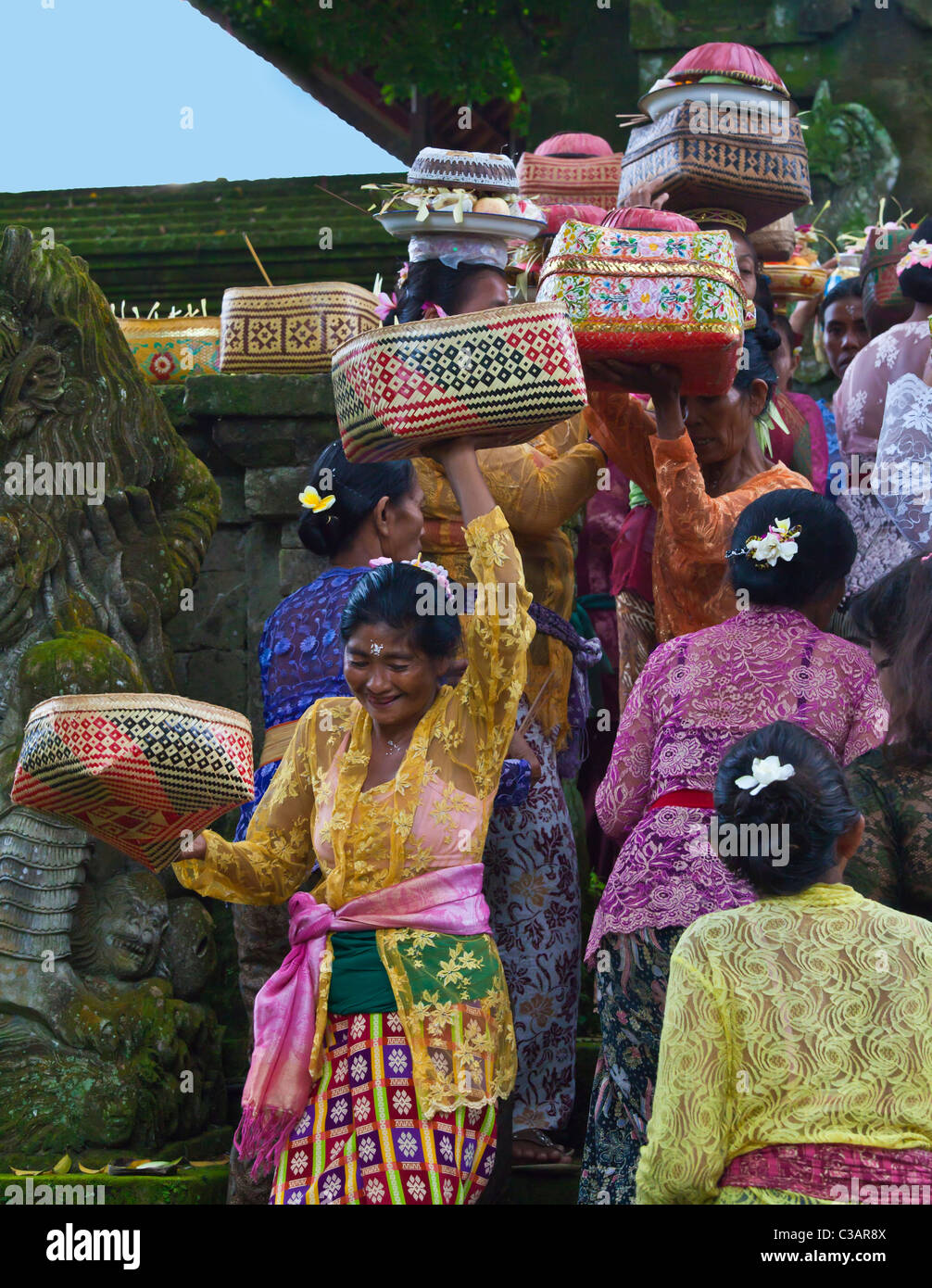 Hindu woman carry offerings balanced on heads at the anniversary ceremony of PURA PRAJAPATI near UBUD - BENTUYUNG SAKTI, BALI Stock Photo