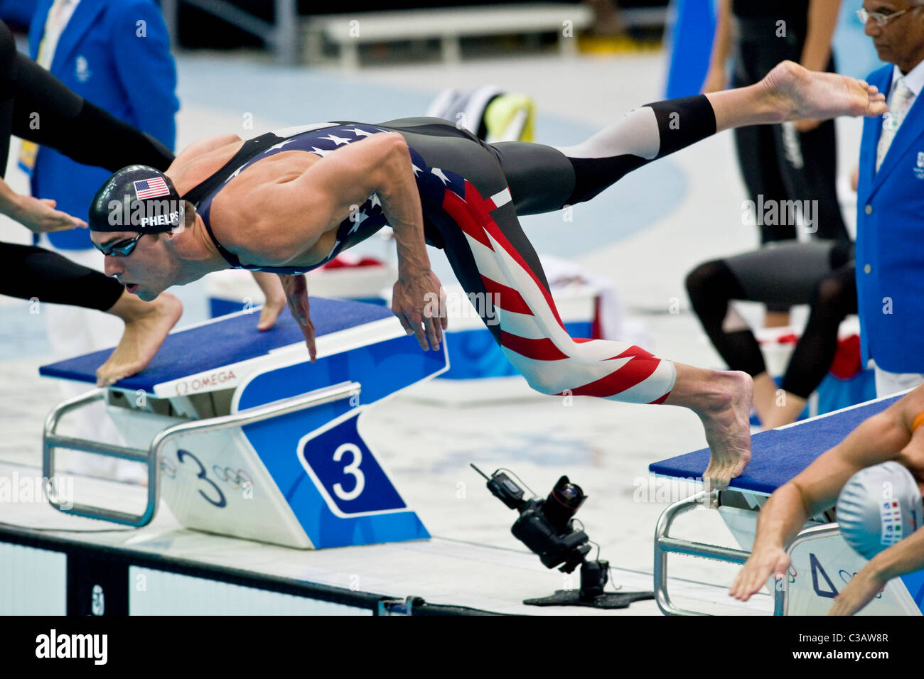 Michael Phelps starting the 4X200 relay in the swimming competition at