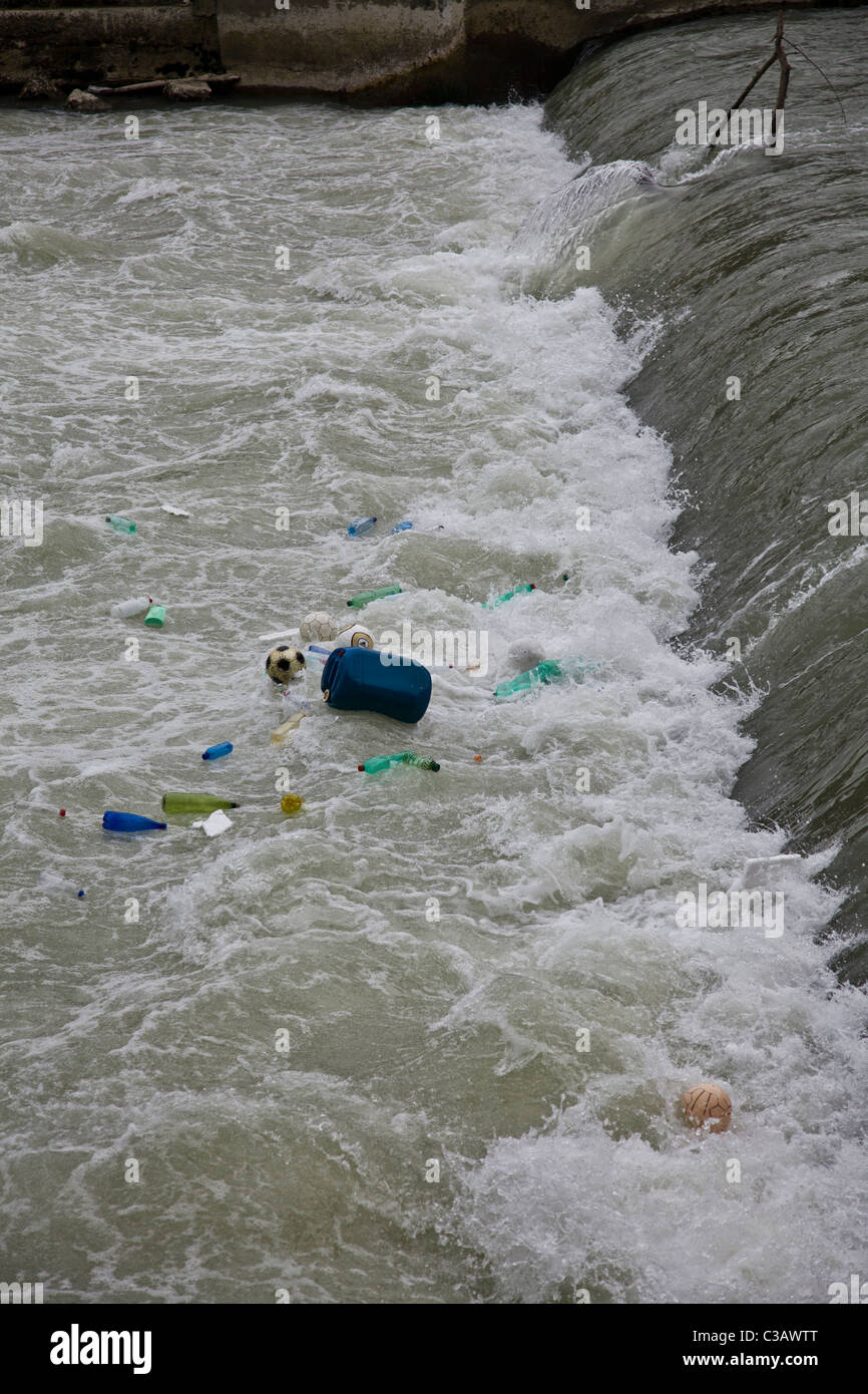 Plastic debris pollution in the rapids of the Tiber river in Rome. Detriti di plastica in una rapida del fiume Tevere a Roma Stock Photo