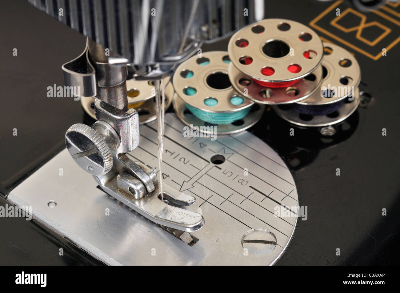 Singer antique sewing machine hires stock photography and images Alamy