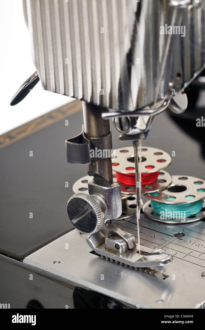 Singer antique sewing machine hires stock photography and images Alamy