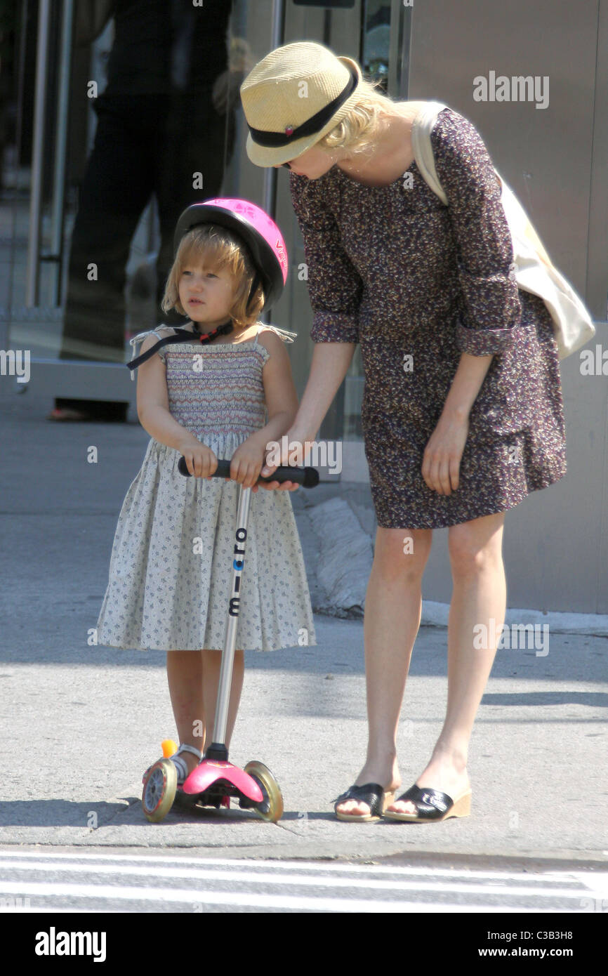 Michelle Williams Take Her Daughter Matilda Go For A Scooter Ride New York City Usa 23 05 09