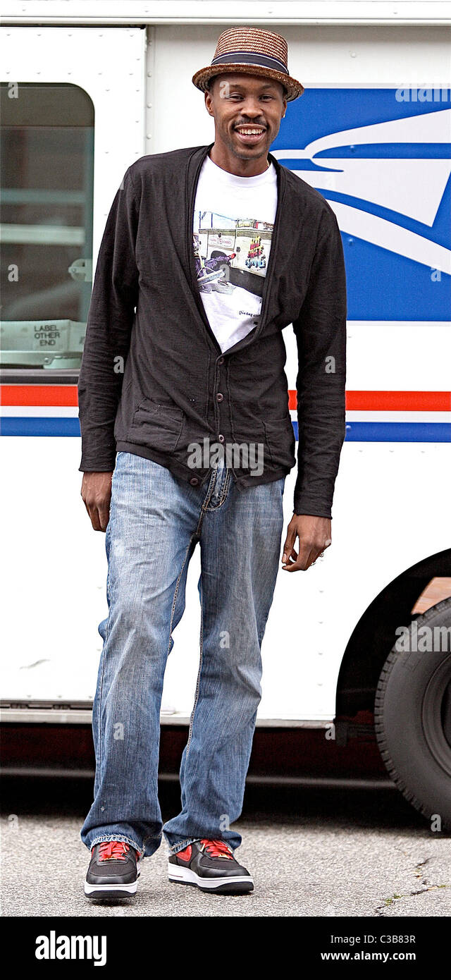 Wood Harris former star of 'The Wire' gives money to a homeless woman