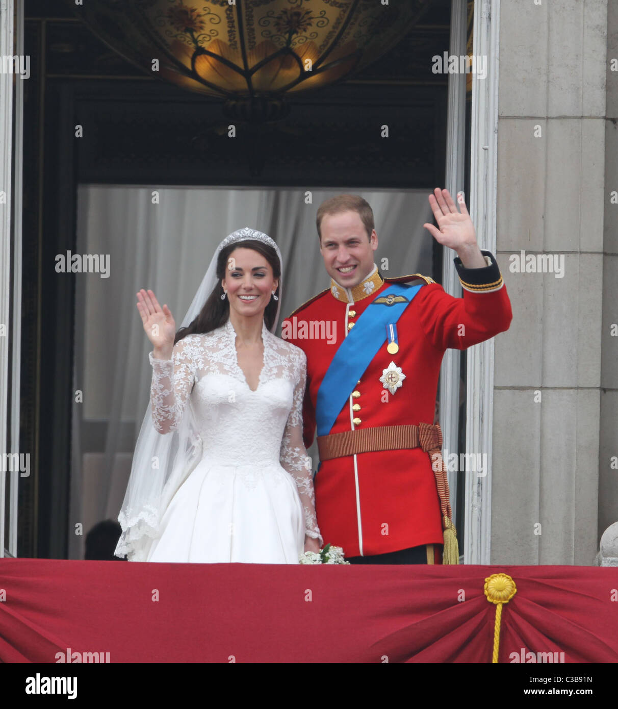 The Wedding of Prince William and Catherine Middleton. 29th April 2011. The newly married couple on the balcony of Buckingham Stock Photo