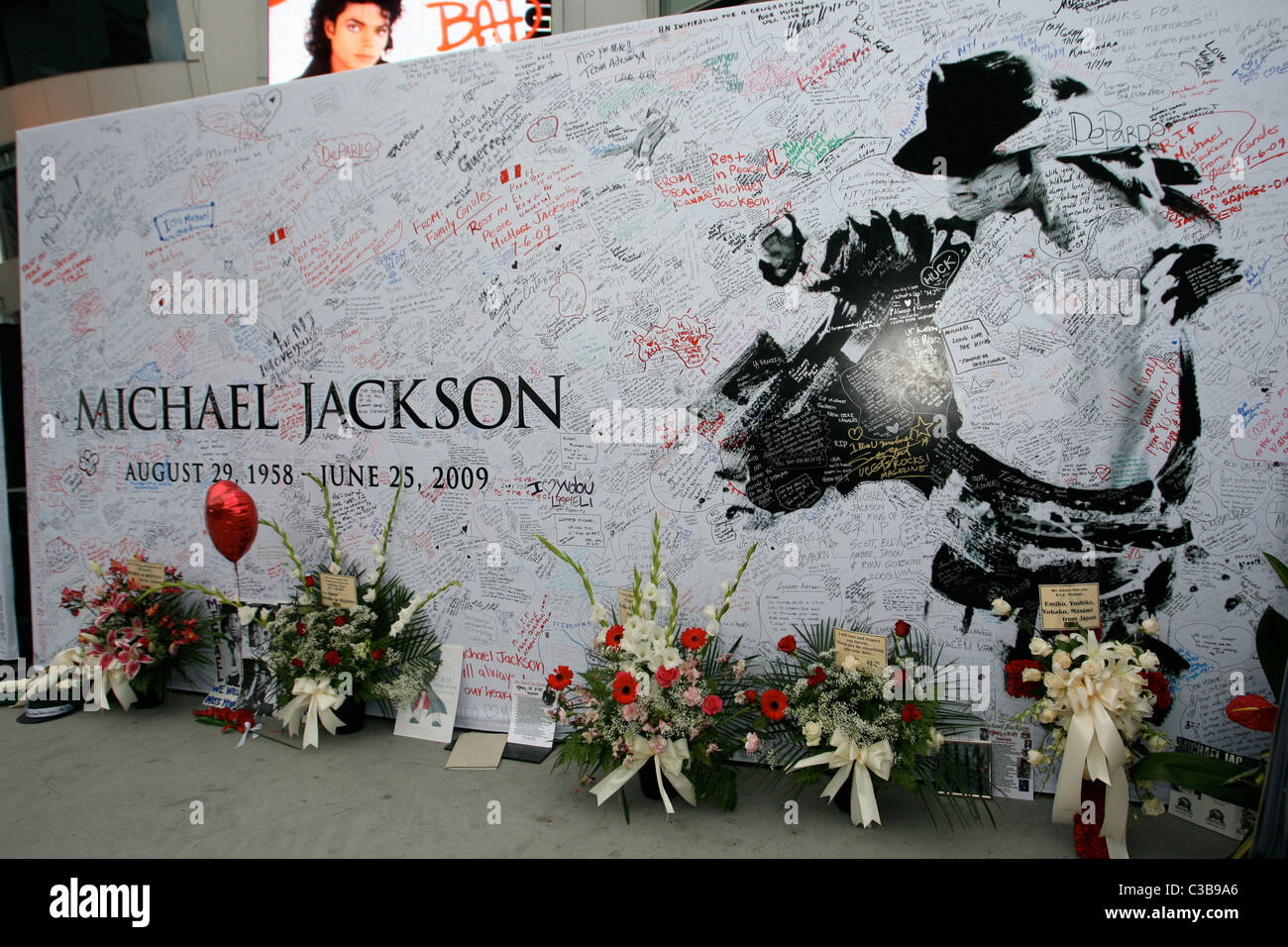 Atmosphere Fans have signed a large banner in memory of Michael