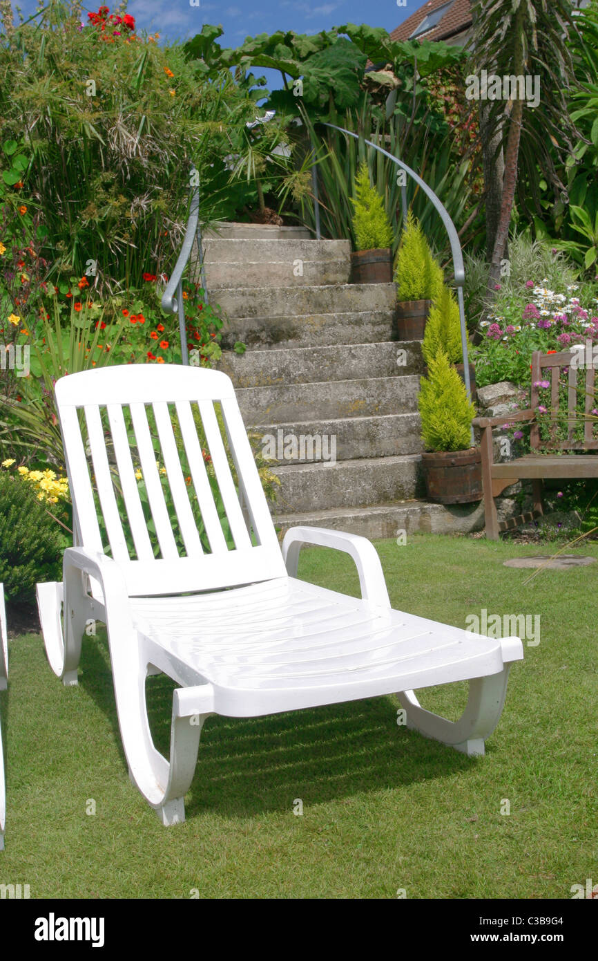 Sun lounger garden lawn hi-res stock photography and images - Alamy