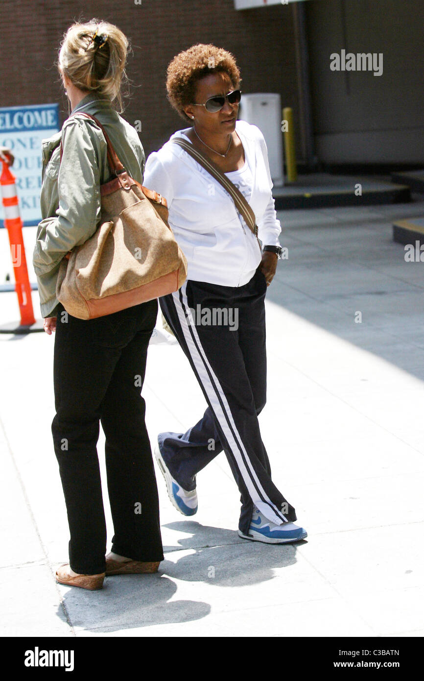 Stand-up comedienne Wanda Sykes visits a medical building in Beverly Hills  - her wife Alex gave birth to twins Olivia Lou and Stock Photo - Alamy