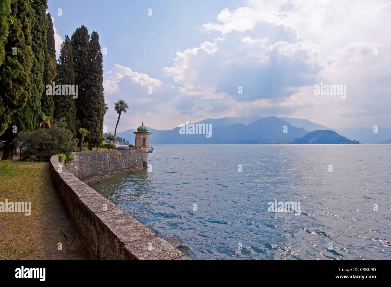Villa in Varenna am Lago di Como mit botanischem Garten Stock Photo