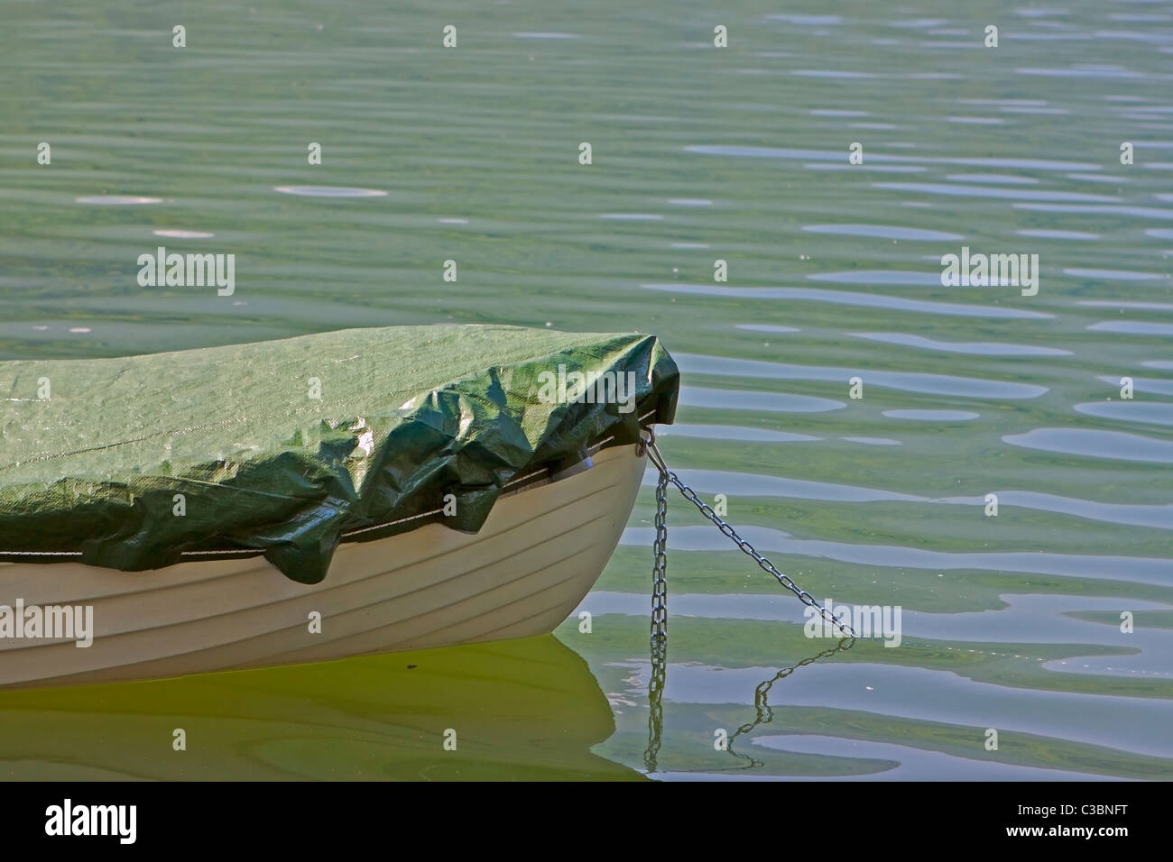 altes Boot auf einem italienischen Gebirgssee Stock Photo