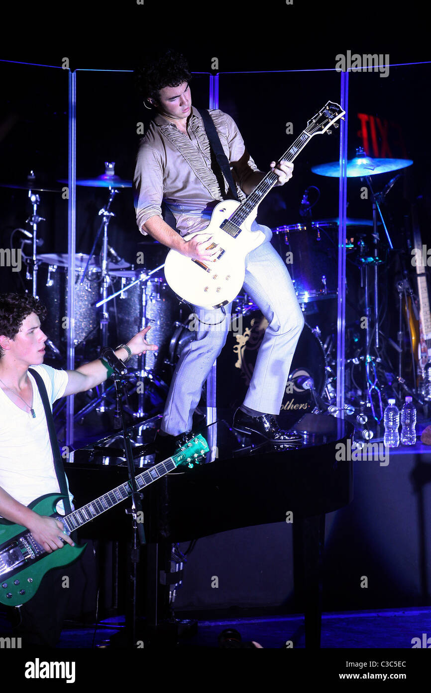 Jonas Brothers Perform During Halftime Dallas Editorial Stock