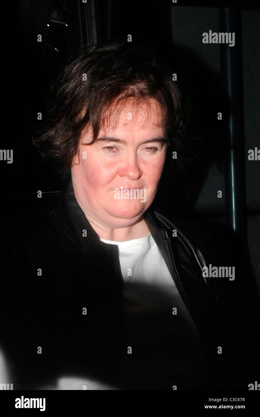 Susan Boyle arriving back at her hotel looking sad and glum - she arrives in a tour bus with the rest of Britain's Got Talent Stock Photo