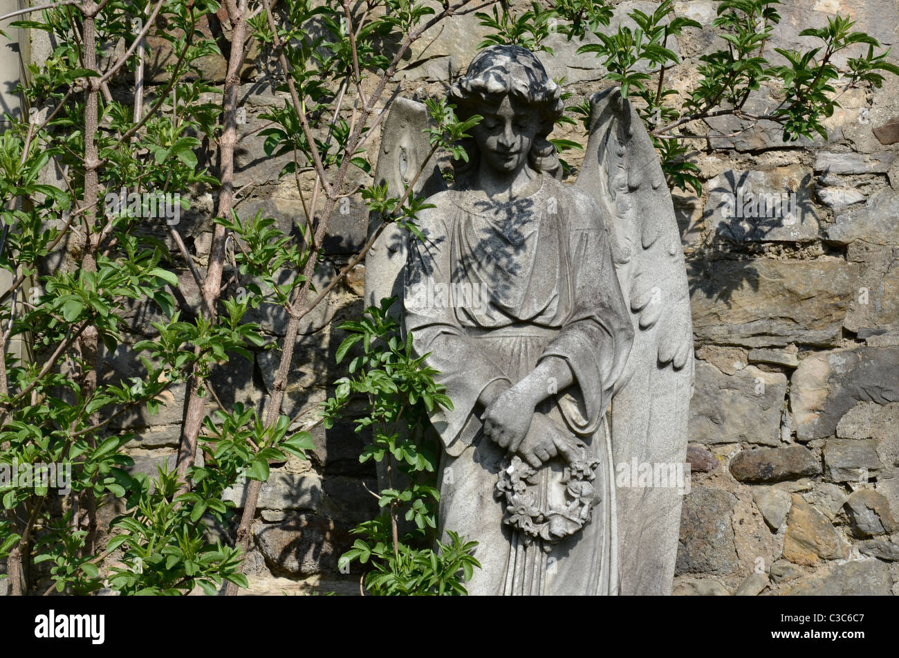 Angel statues holding hands High Resolution Stock Photography and