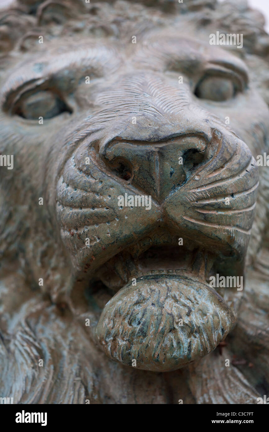 Stone lion statue hi-res stock photography and images - Alamy