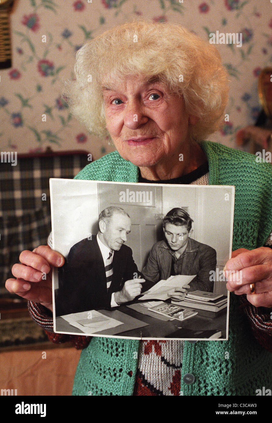 Sarah Anne Edwards the mother of Duncan Edwards hold a pictures of her son and Matt Busby in 1997 Stock Photo