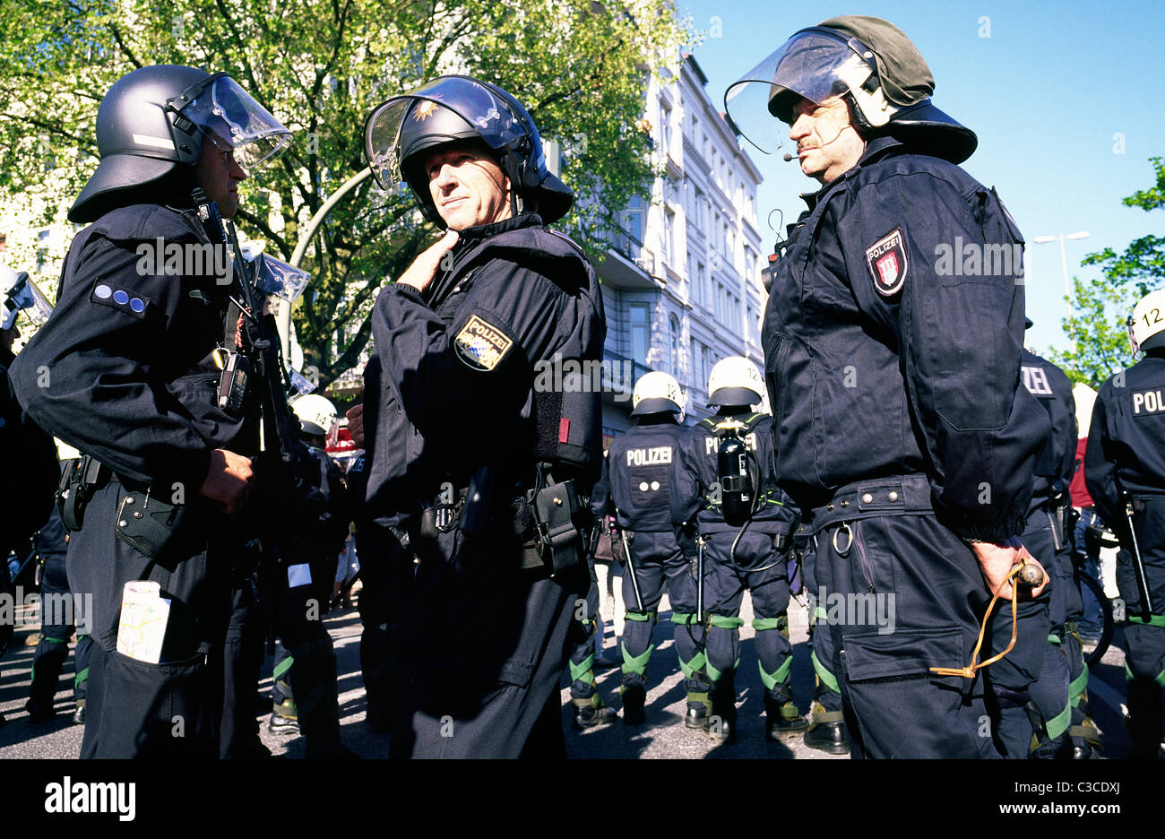 Riot police holding up protesters at Feldstrasse during the annual May Day demonstration in Sankt Pauli in Hamburg. Stock Photo