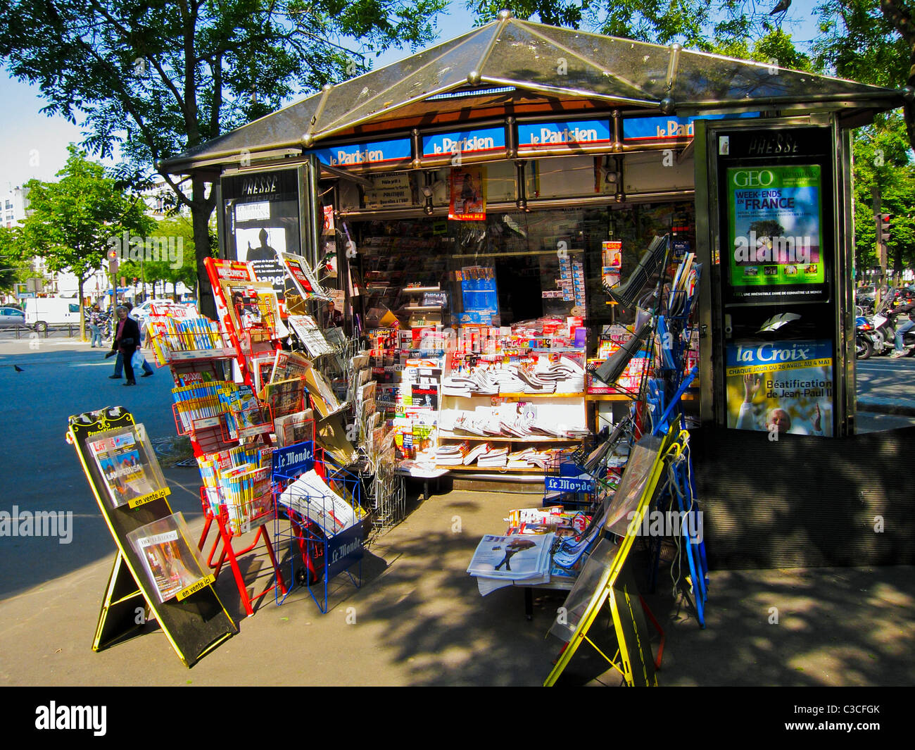 Paris, France, French Media Newspaper kiosque a journaux shop with magazines on display, Street Scenes, city colour, news stand store, newsagent exterior, Paris newspaper kiosk Stock Photo