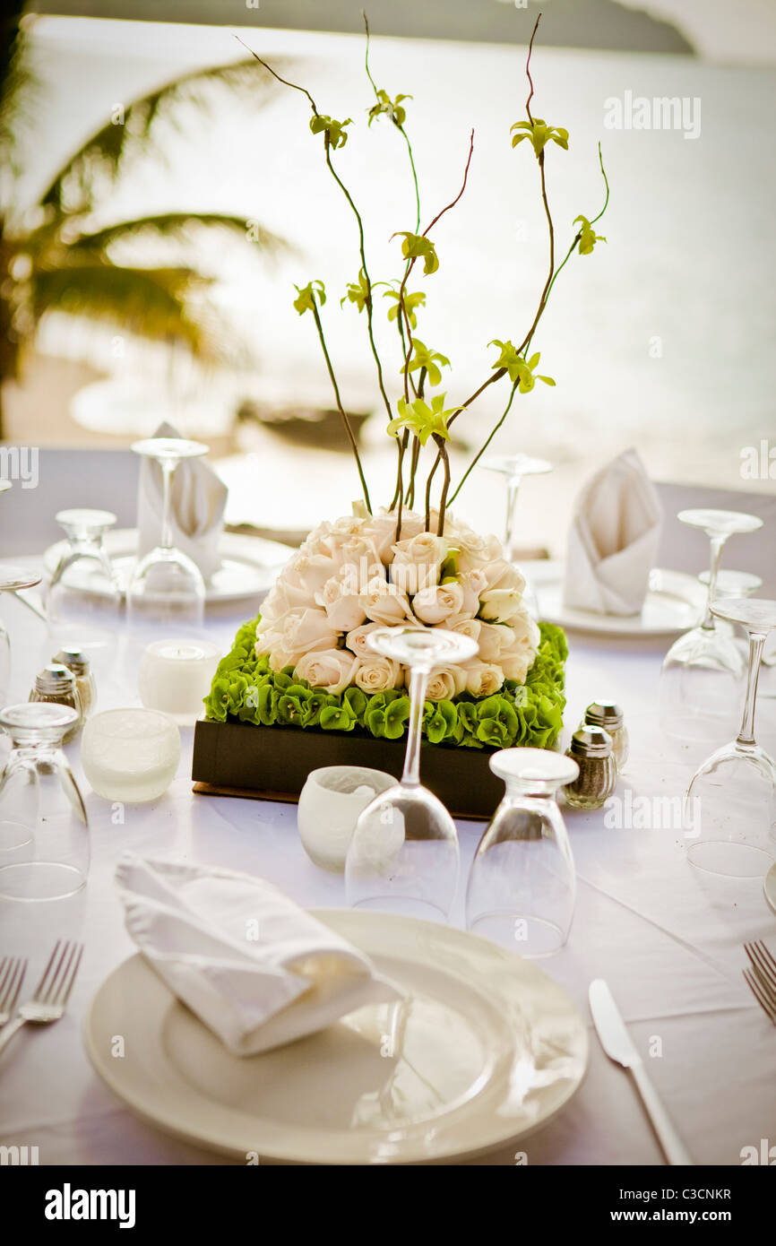 bridal table setting and centerpiece Stock Photo Alamy
