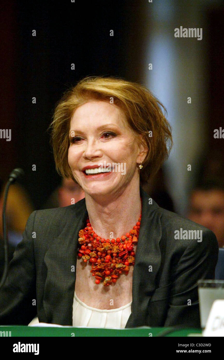 Mary Tyler Moore testifies during a Senate hearing for the Juvenile Diabetes Research Foundation on the need for federal Stock Photo