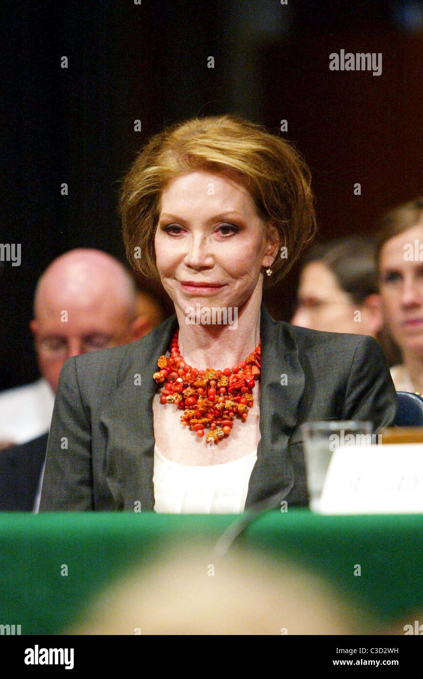 Mary Tyler Moore testifies during a Senate hearing for the Juvenile Diabetes Research Foundation on the need for federal Stock Photo