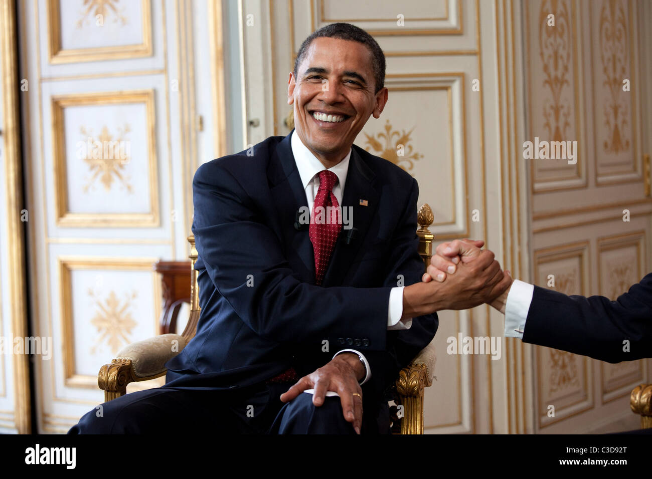 President Barack Obama shakes hands with French President Nicolas ...