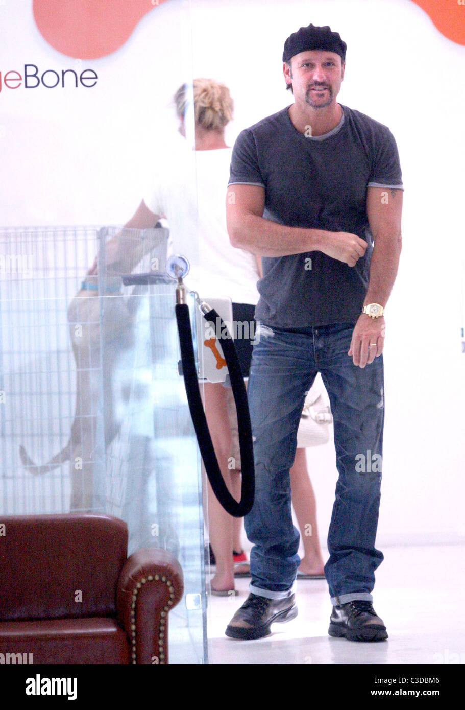 Tim McGraw inside OrangeBone pet store with his children after looking at puppies Los Angeles, California - 22.07.09 Agent 47/ Stock Photo