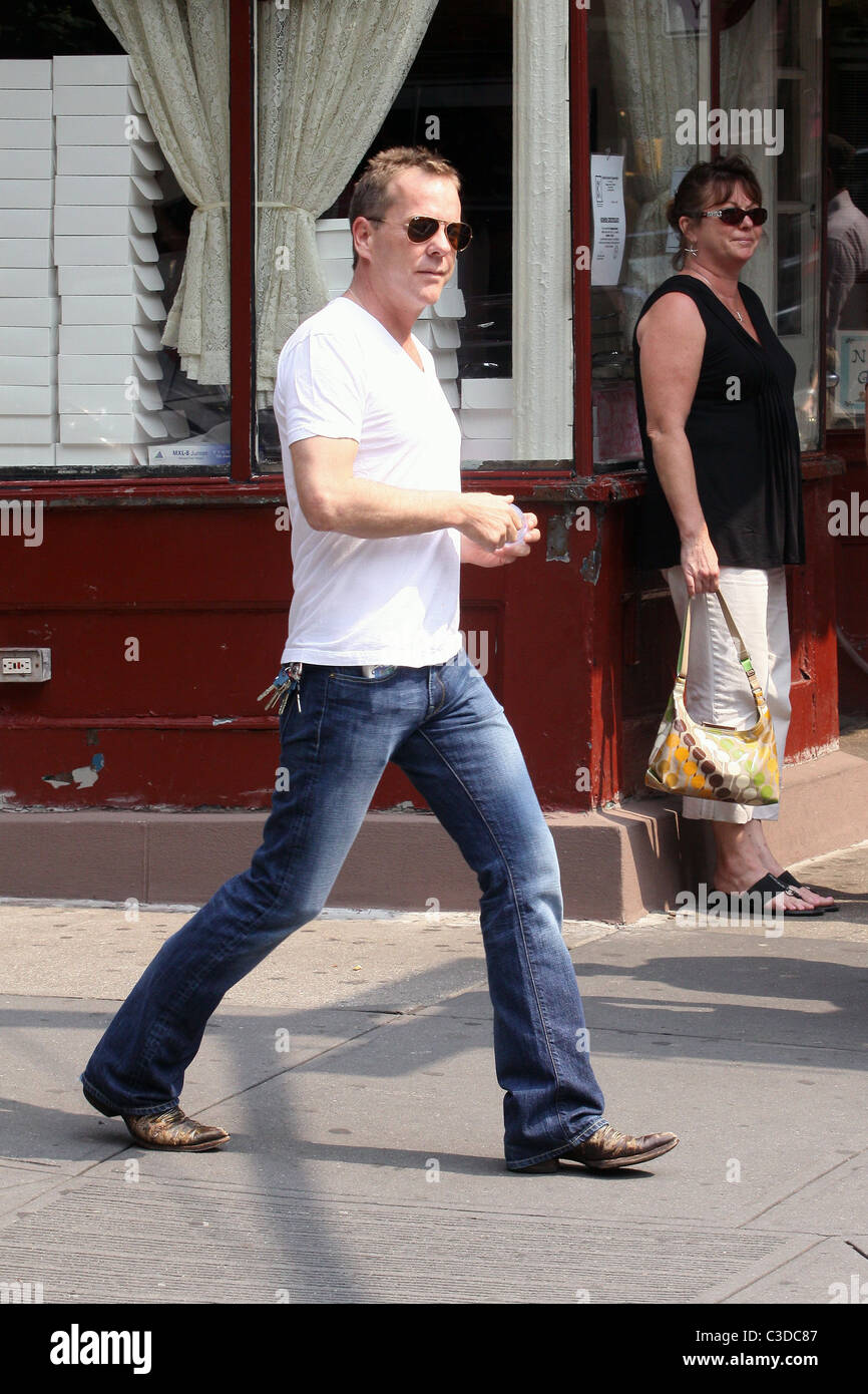 Kiefer Sutherland takes a walk in Soho New York City, USA - 01.07.09 Stock  Photo - Alamy