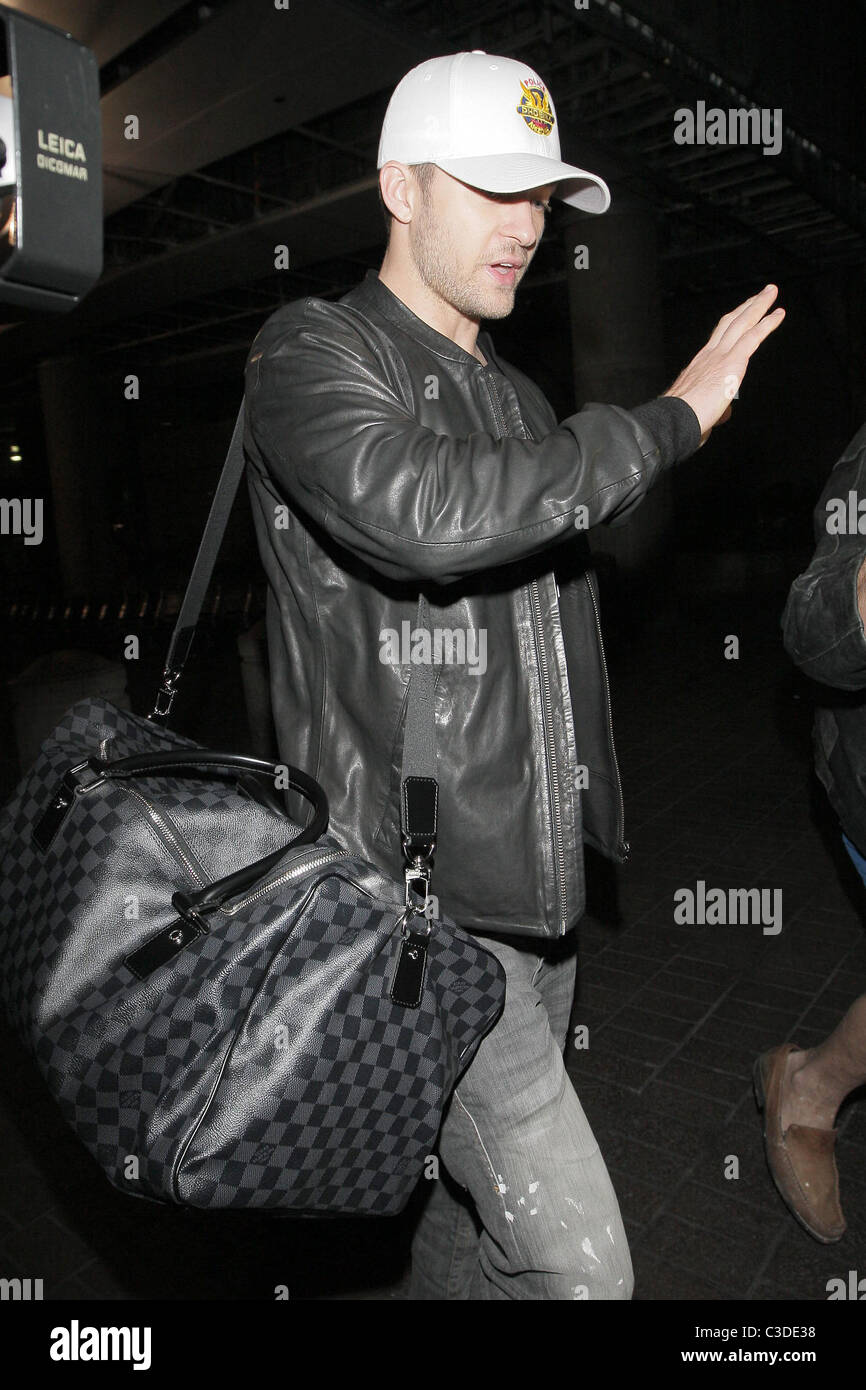 Justin Timberlake carrying his matching Louis Vuitton luggage as he arrives  at Tom Bradley International Terminal at LAX Stock Photo - Alamy