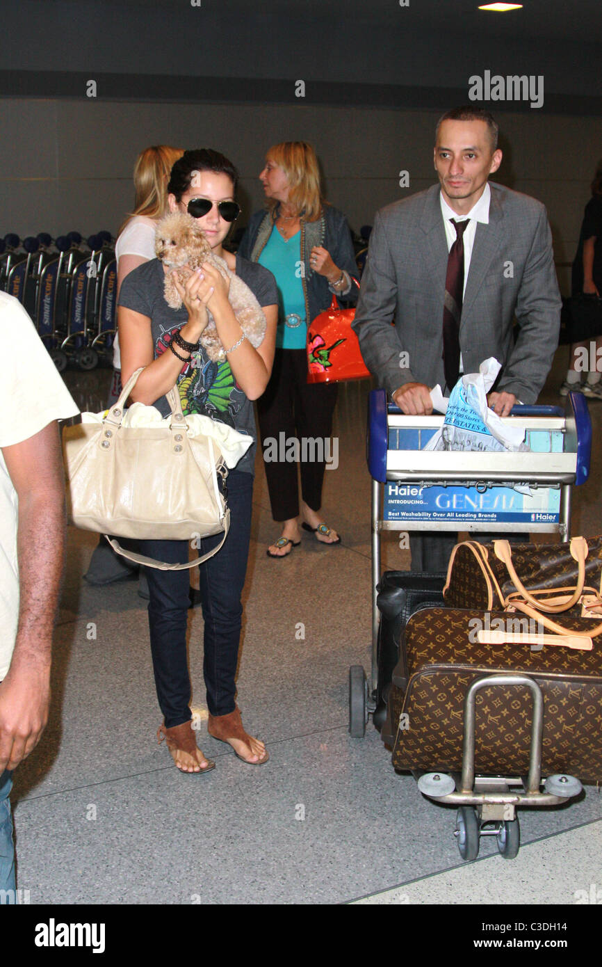 Louis vuitton luggage celebrities at jfk airport 280709 hi-res stock  photography and images - Alamy