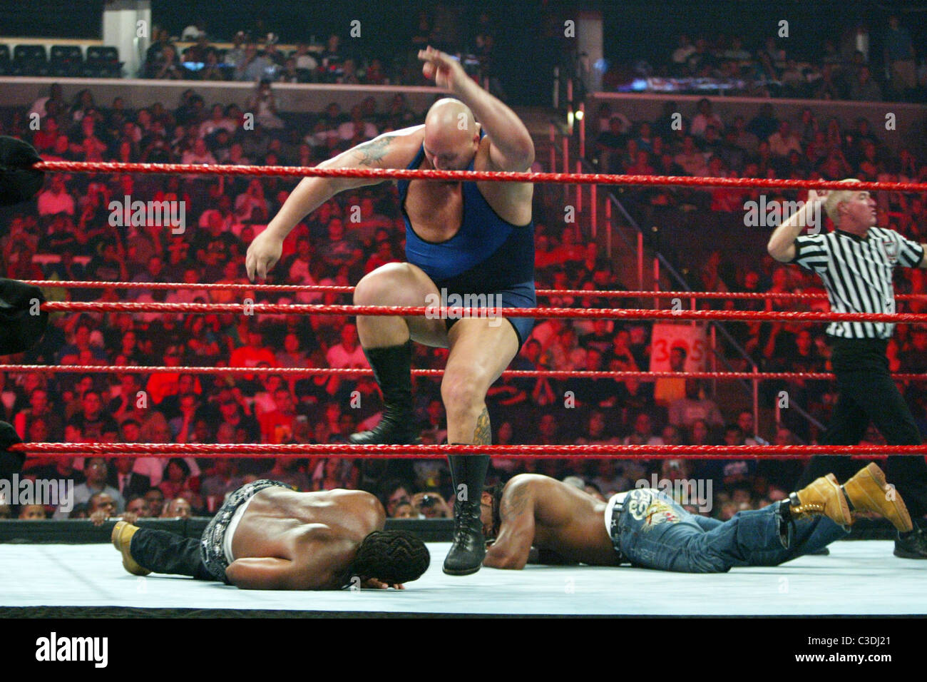 Big show wwe hi-res stock photography and images - Alamy