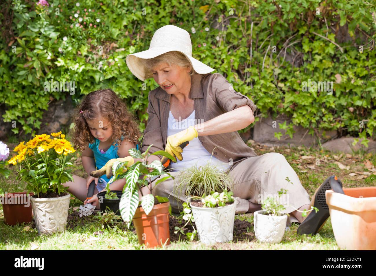 дедушка с корзиной овощей. пенсионеры на даче. бабка с внуками в огороде. дети помогают в огороде. Grandparents work in the garden.