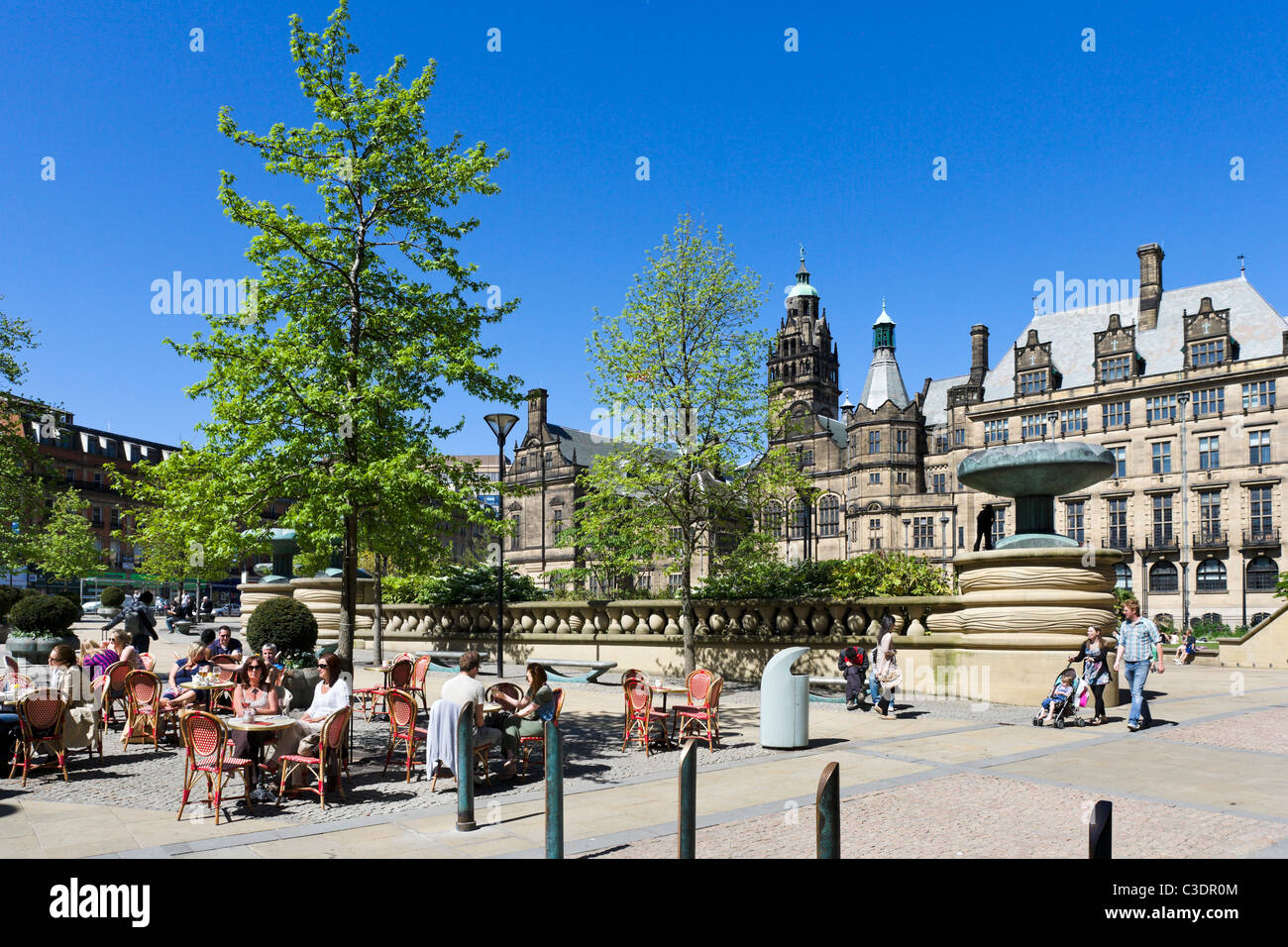 Street cafe in St Paul's Place in front of the Town Hall and Peace Gardens, Sheffield, South Yorkshire, UK Stock Photo