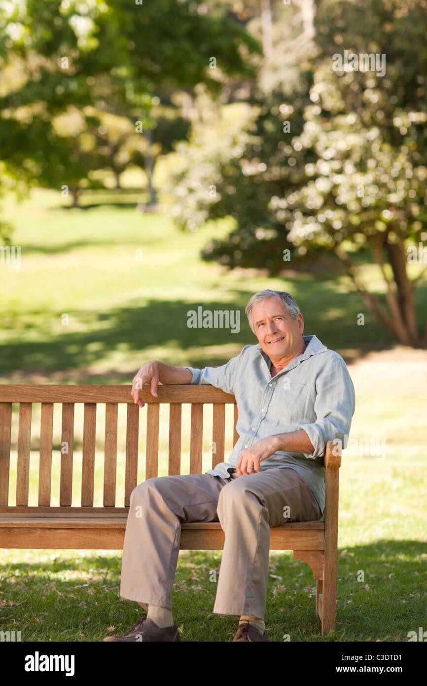 Elderly sitting on a bench hi-res stock photography and images - Alamy