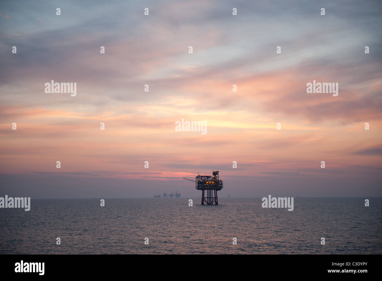 Oil rig north sea silhouette hi-res stock photography and images - Alamy