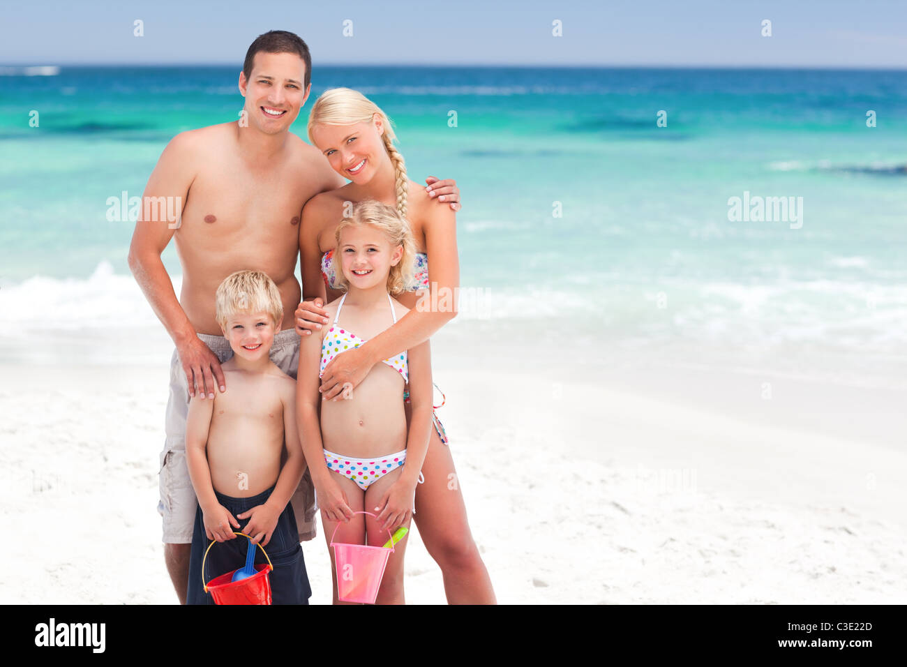 Мамы на нудиском пляже. Семьи на нудитском пляже. Всей семьёй на нудисткий пляж. Семья на диком пляже.