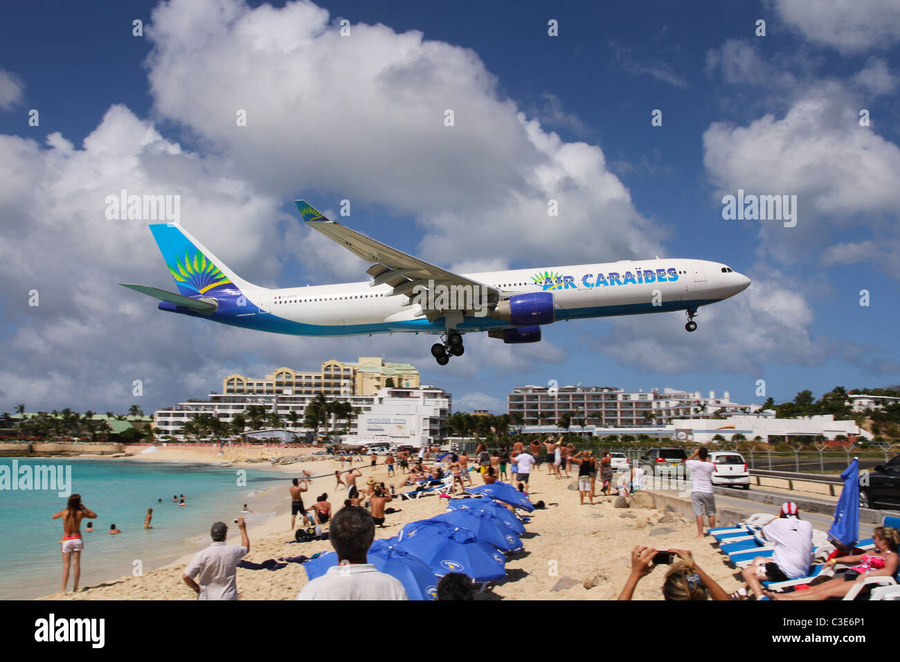 Landing Airliner, Maho Beach, St Maarten Stock Photo Alamy