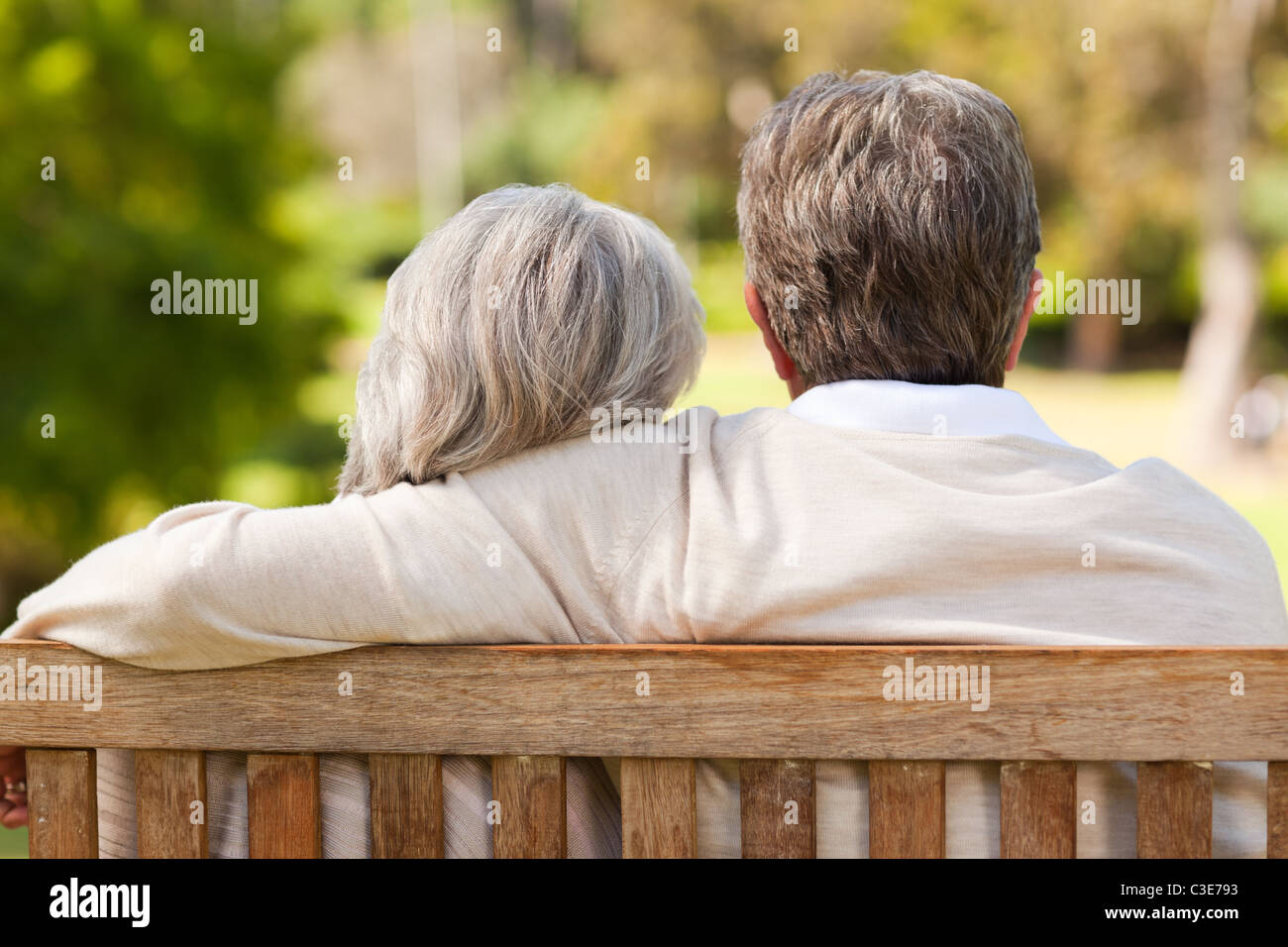 Счастливые ушедшие мужья. Пожилая пара со спины. Пара на скамейке. Влюбленная пожилая пара. Пожилые мужчина и женщина со спины.