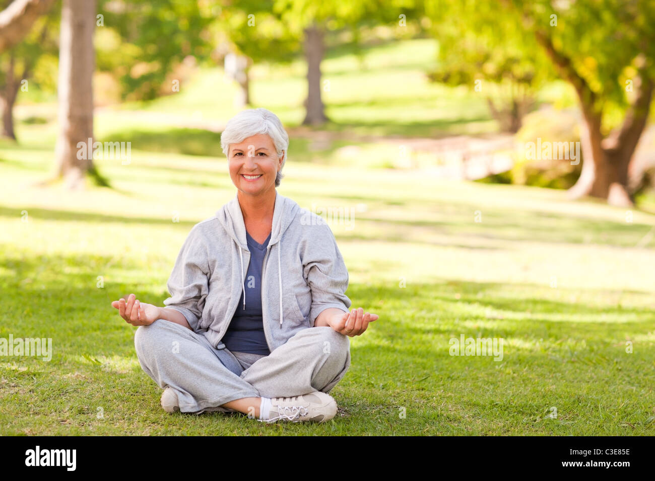 Beautiful mature woman full length hi-res stock photography and images ...