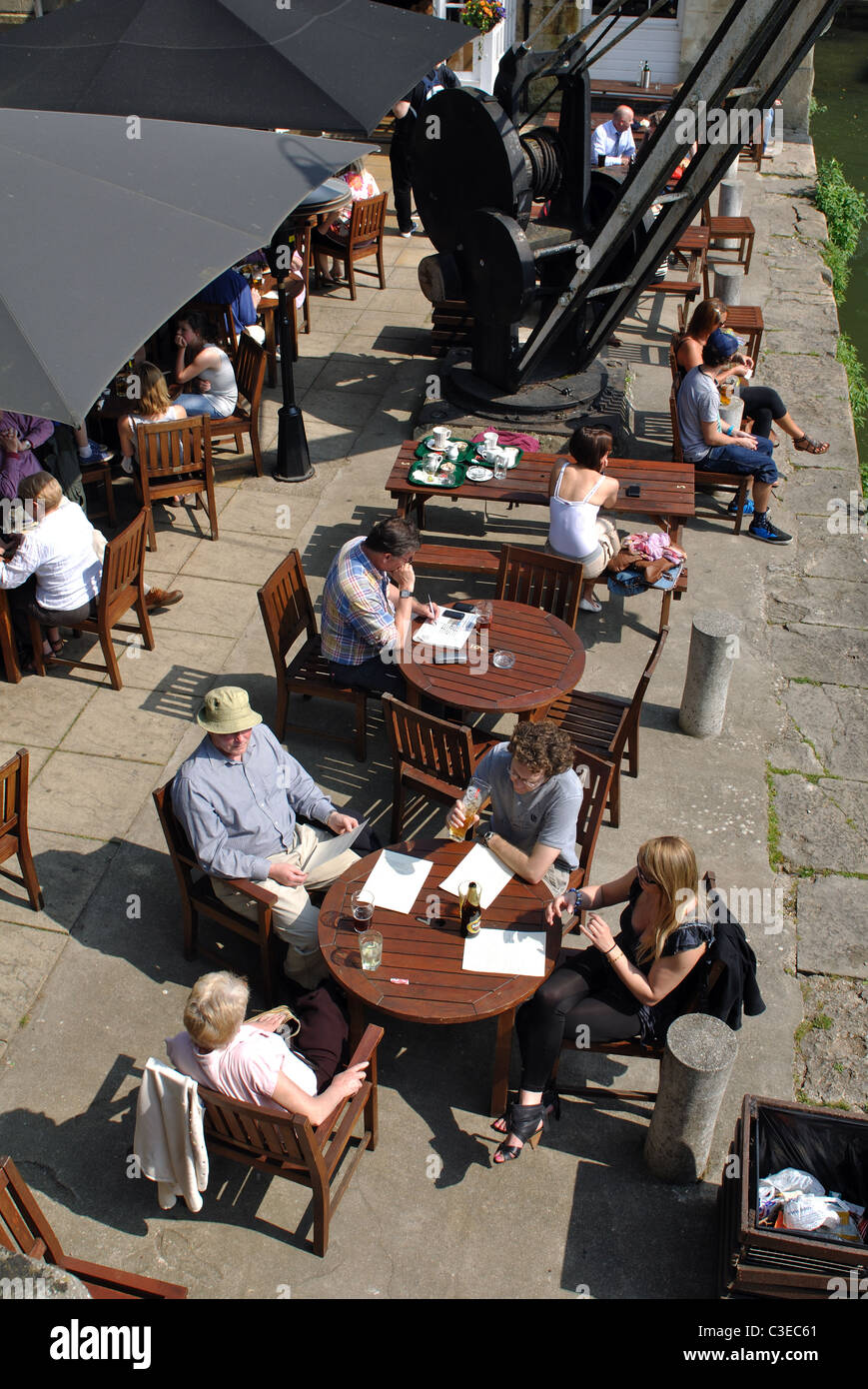 People sat outside The Head of the River pub Oxford, UK Stock Photo