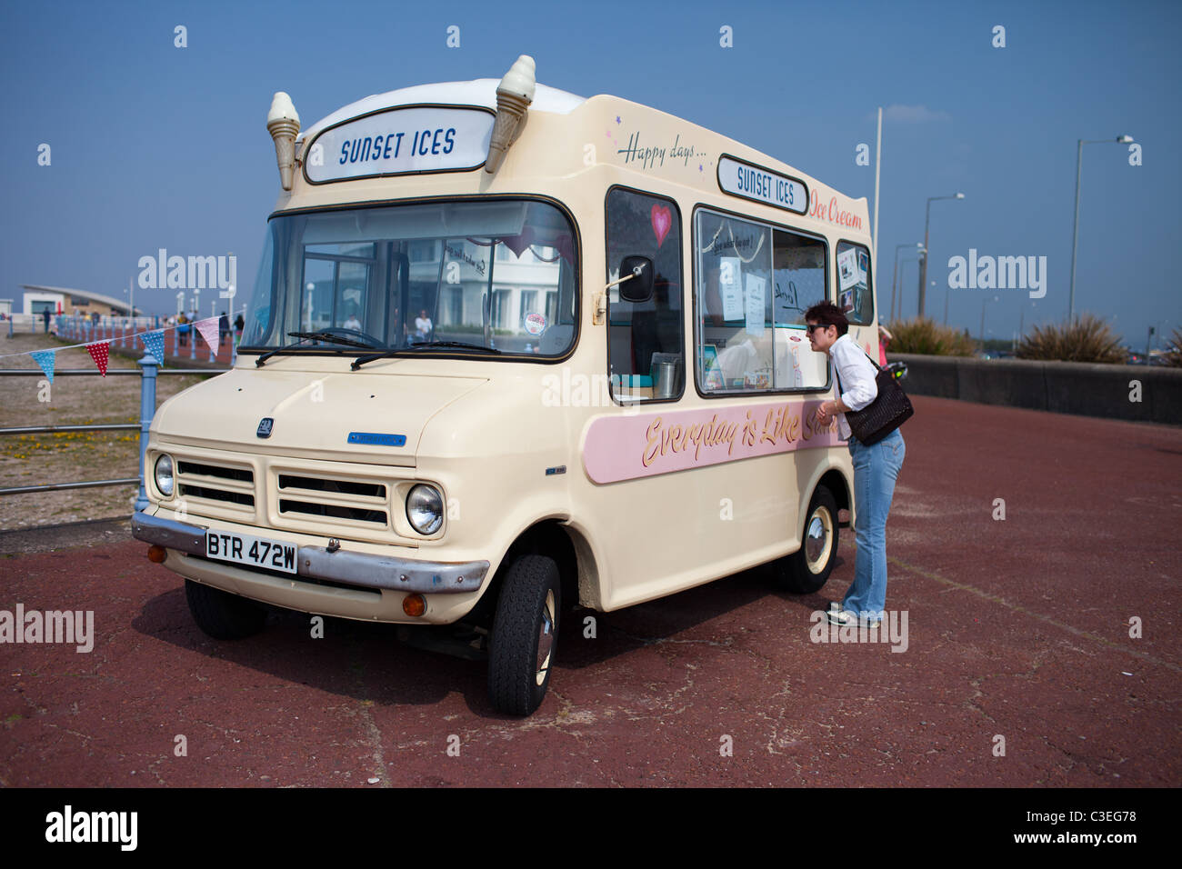 Page 2 - Old Bedford Van High Resolution Stock Photography and Images -  Alamy