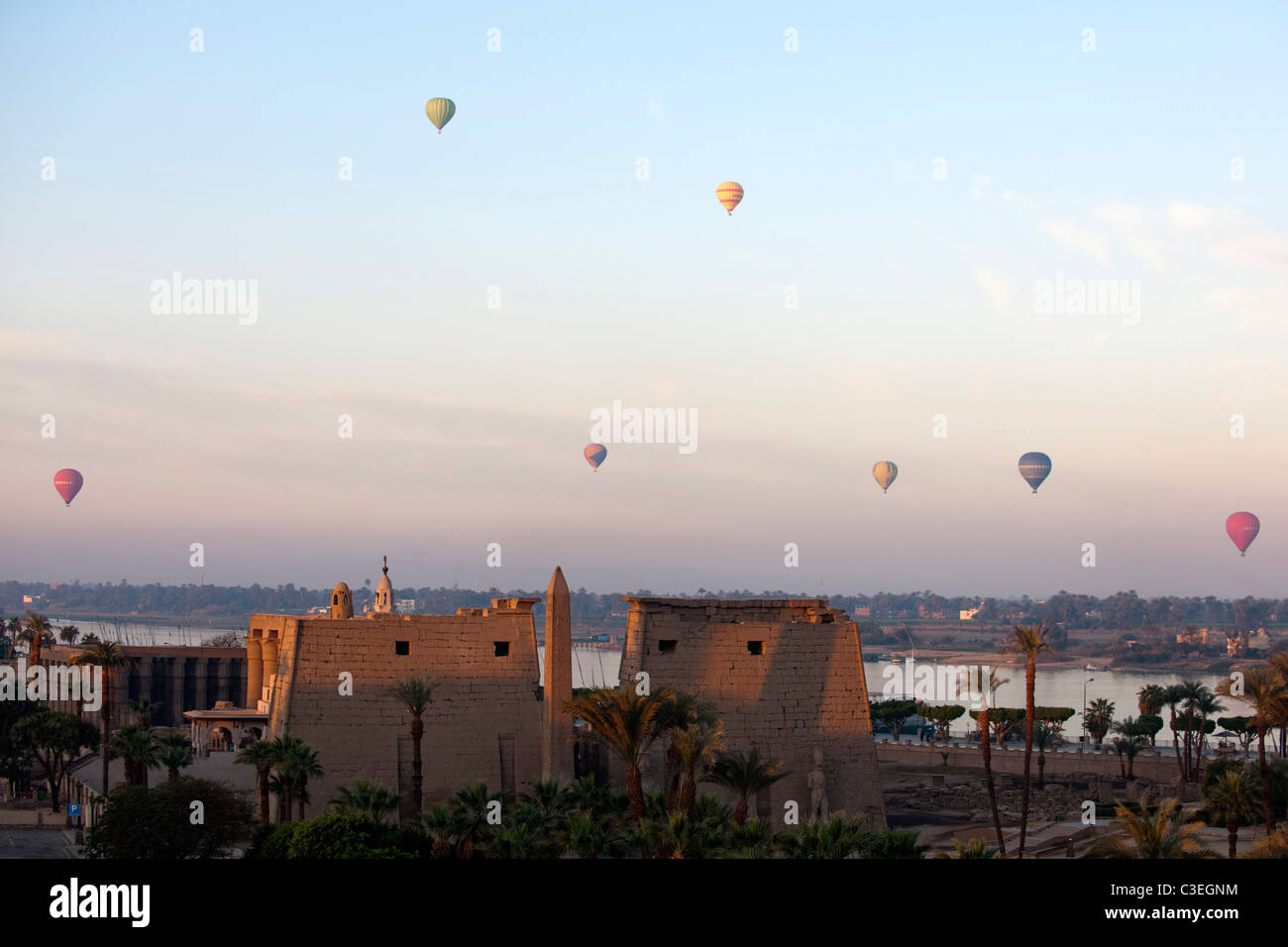 Aegypten, Luxor, Heissluftballons über dem Luxor-Tempel Stock Photo