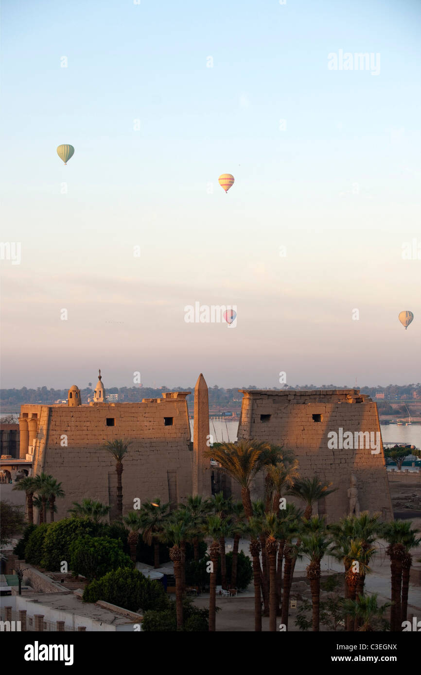 Aegypten, Luxor, Heissluftballons über dem Luxor-Tempel Stock Photo