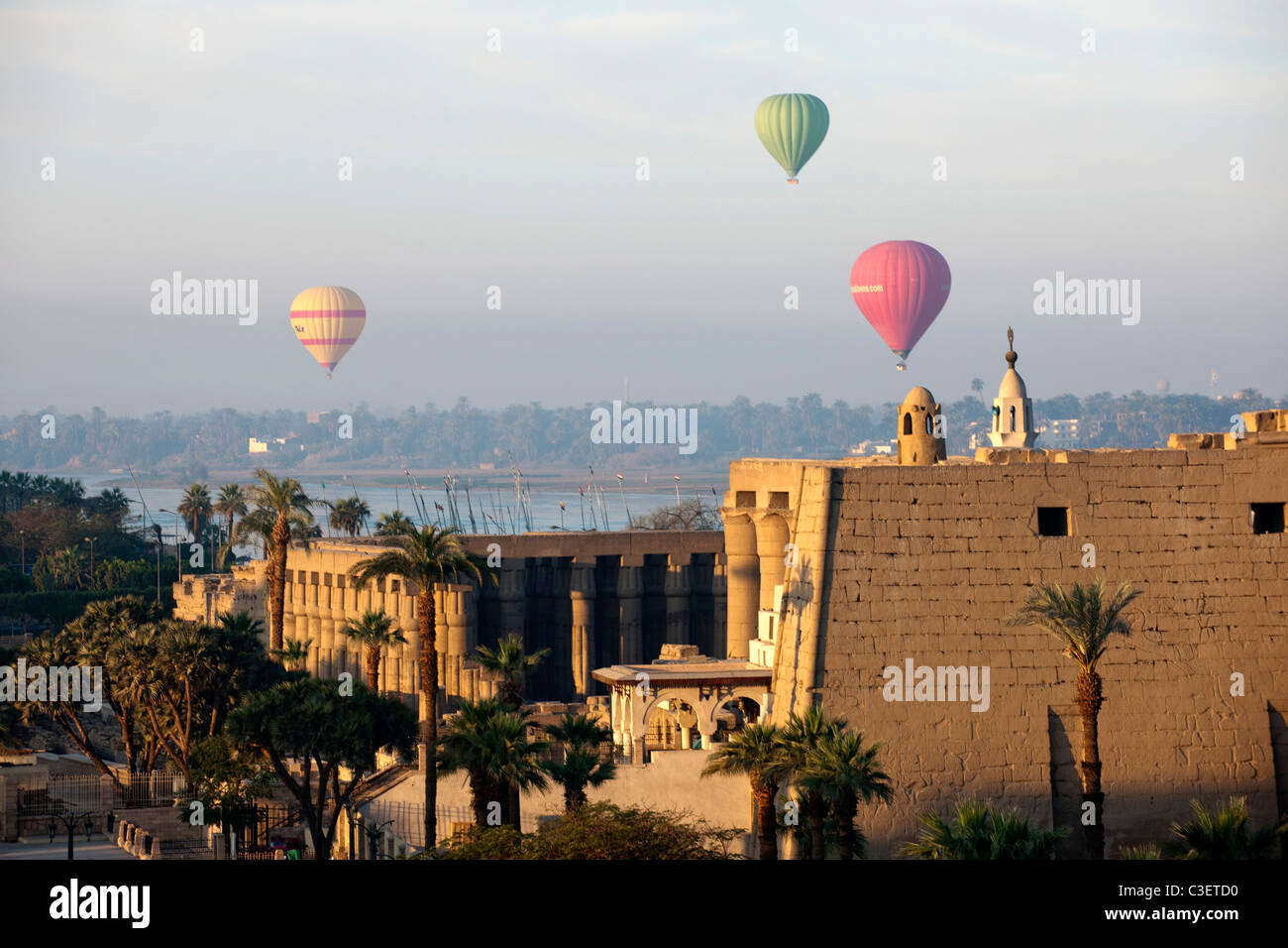 Egypt, Luxor, Heissluftballons über dem Luxor-Tempel Stock Photo