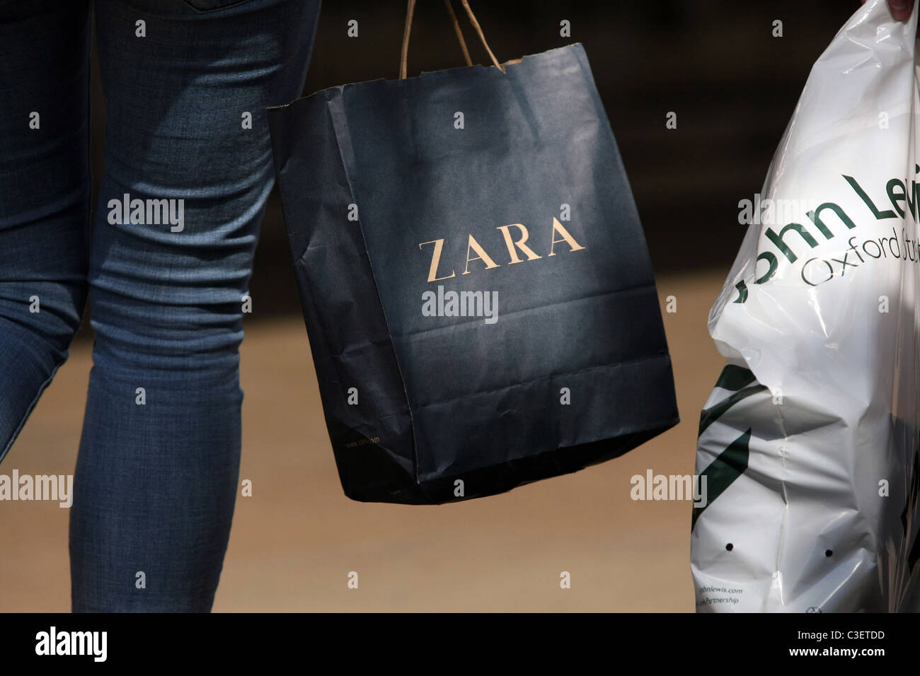 Original Zara paper shopping bag isolated on white – Stock Editorial Photo  © monticello #129593012