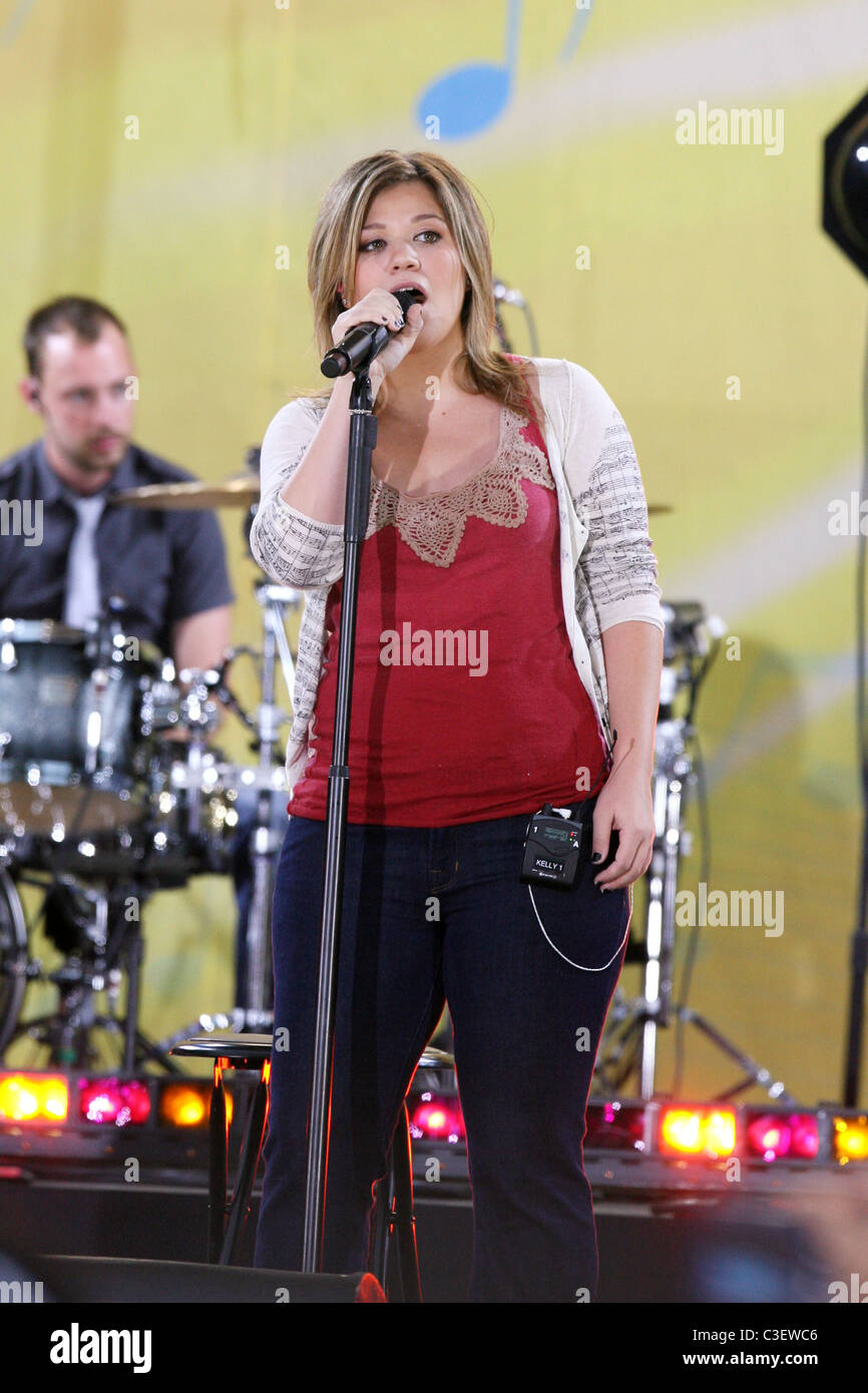 Kelly Clarkson performing live on 'Good Morning America's Summer ...