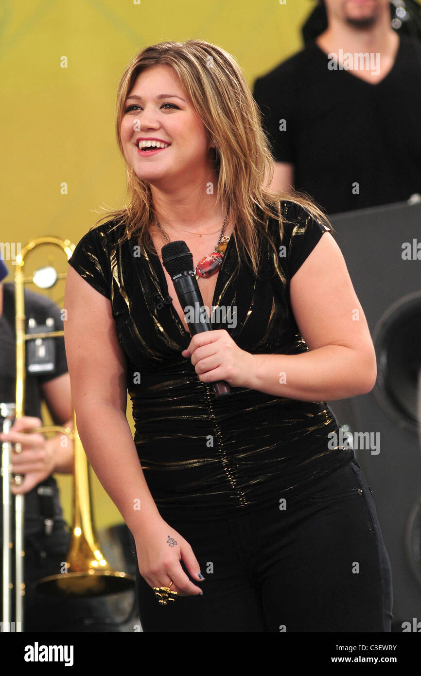 Kelly Clarkson performing live on 'Good Morning America's Summer ...