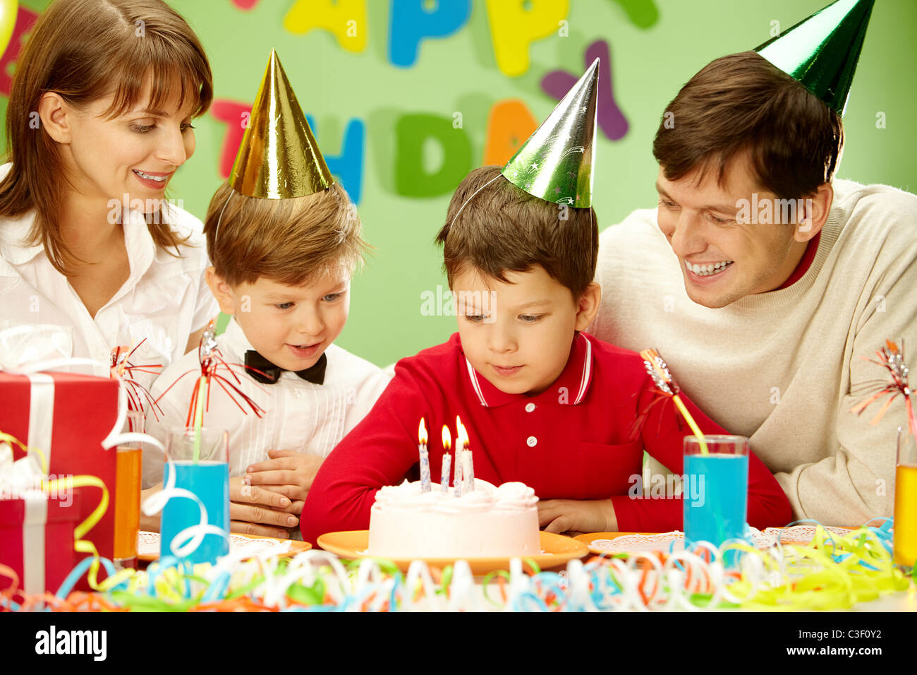 День рождения мальчика екатеринбург. Празднование дня рождения. С днём рождения ребёнку. Семейный праздник день рождения. Празднование дня рождения ребенка.