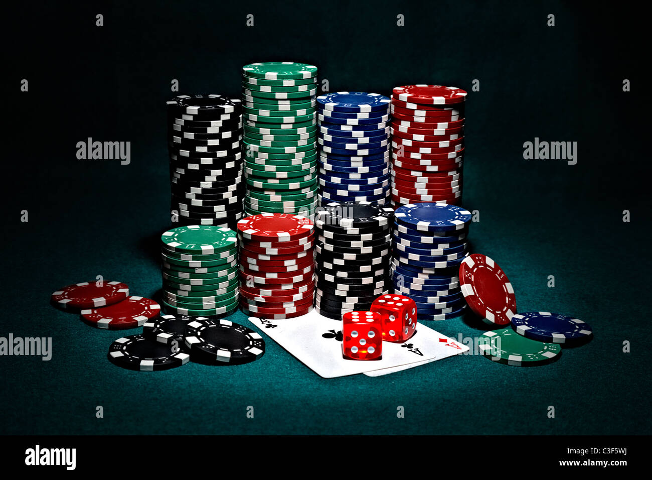 Poker De Conceito Online. Quatro Ases E Chips De Pôquer Em Fundo