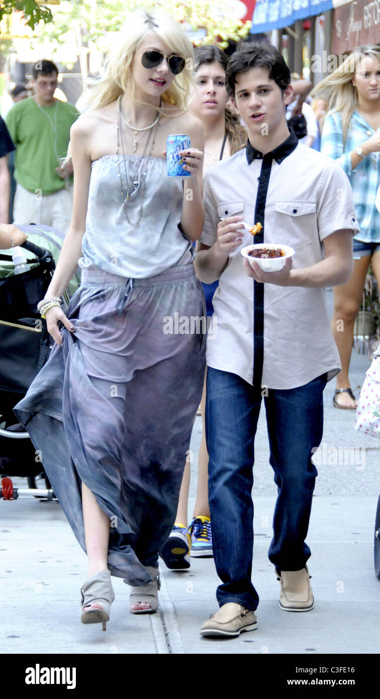 Taylor Momsen and Connor Paolo on the set of 'Gossip Girl' filming on location in Manhattan New York City, USA - 11.08.09 Stock Photo