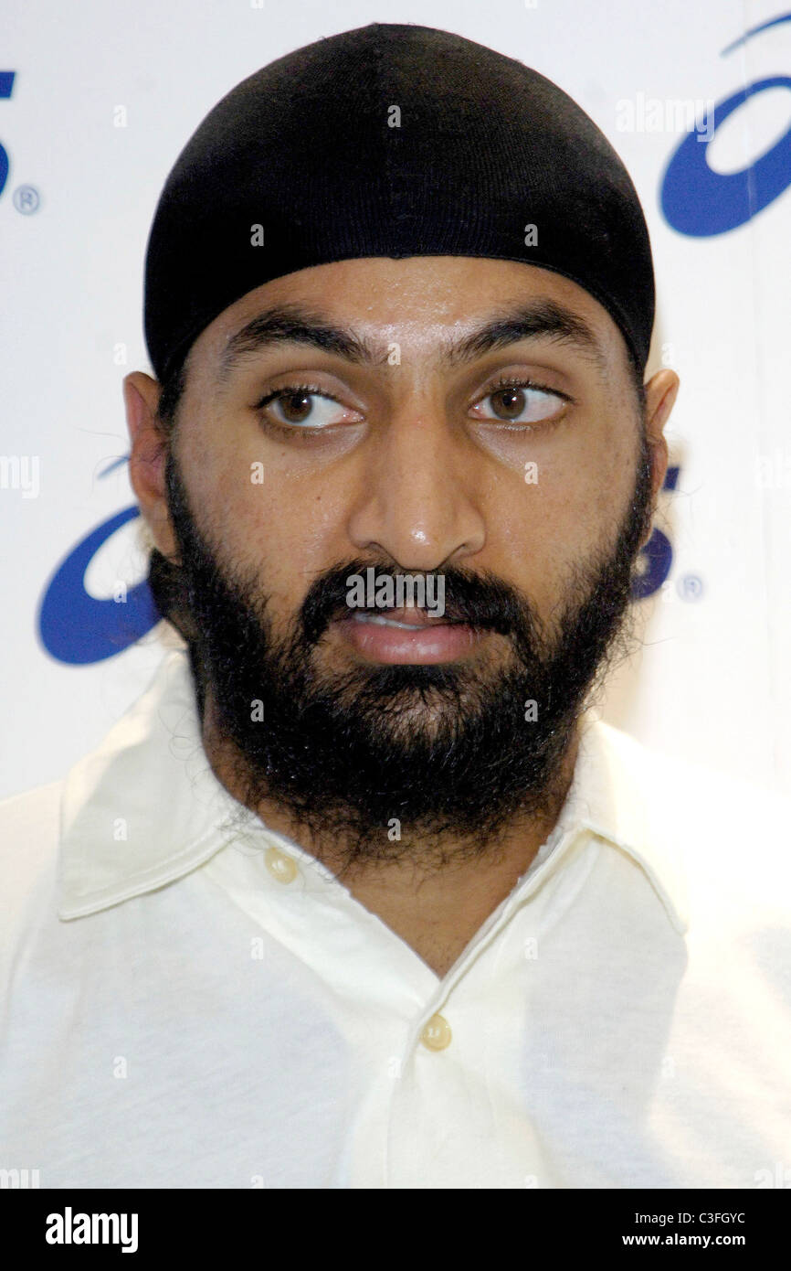 Monty Panesar England and Australian cricket players are on hand to help  launch the new cricket shoe, Asics Gel Advance 2, at Stock Photo - Alamy