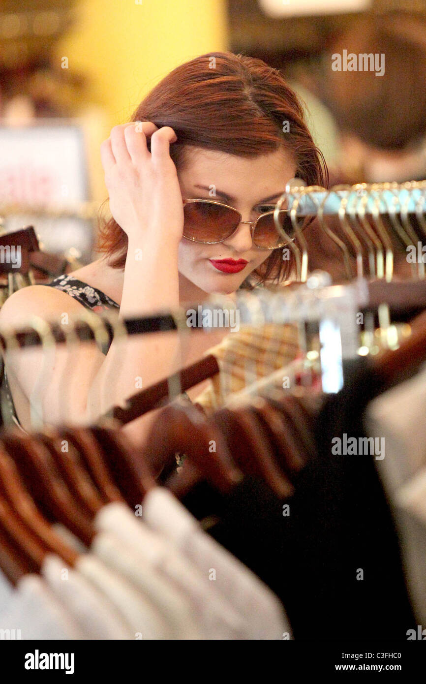 Frances Bean Cobain shopping at the vintage boutique Zachary's Smile in